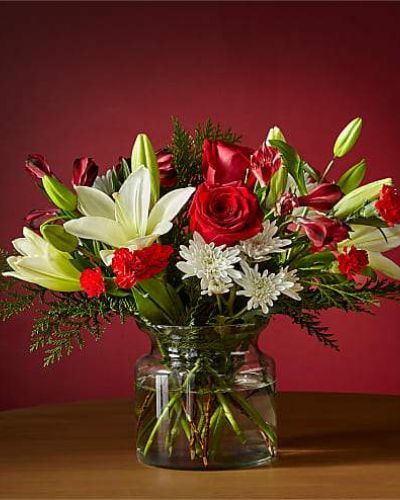 <p>HOLIDAY VACATION BOUQUET<br />
Pack your bags for a relaxing escape with this Holiday Vacation Bouquet. Experience a floral getaway full of ivory lilies and red carnations and feel refreshed to ring in the New Year.</p>