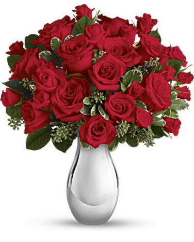 Turn up the heat on a new romance - or a lifelong love affair - with this premium rose bouquet. It features a total of fifteen of our finest red and hot pink roses and is accented with smaller red spray roses and luxuriant greens. It's all artfully arranged in a beautiful silver or clear vase.
This romantic bouquet includes large red and hot pink roses, bountiful red spray roses and greens including seeded eucalyptus and variegated pittosporum.
